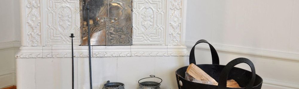 Les cuisinières modernes carrelées sont des matériaux modernes.